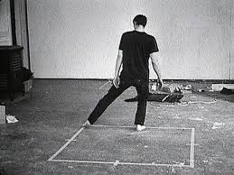 Bruce Nauman, Walking in an Exaggerated Manner around the Perimeter of a square, vidéo 1967-69.