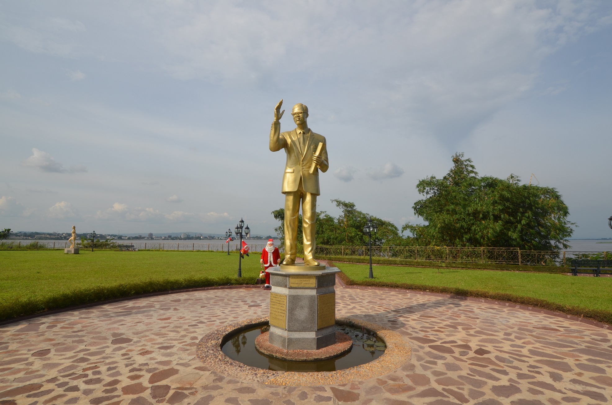 La statue de Lumumba dans le jardin de sa résidence sur la rive du Congo. Crédit photo : GW