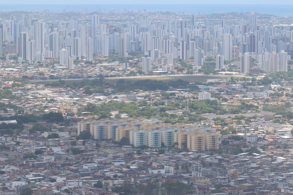 La ville ancienne de Recife derrière les immeubles de la capitale du Nord-Est. Crédits Gérard Wormser