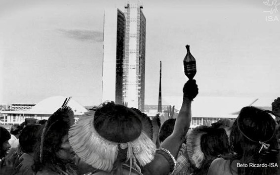 Des peuples indigènes célèbrent, devant le Congrès national, l’approbation du chapitre sur leurs droits dans la Constitution de 1988. Photo : Beto Ricardo, Collection de l’ISA [Instituto Socioambiental].