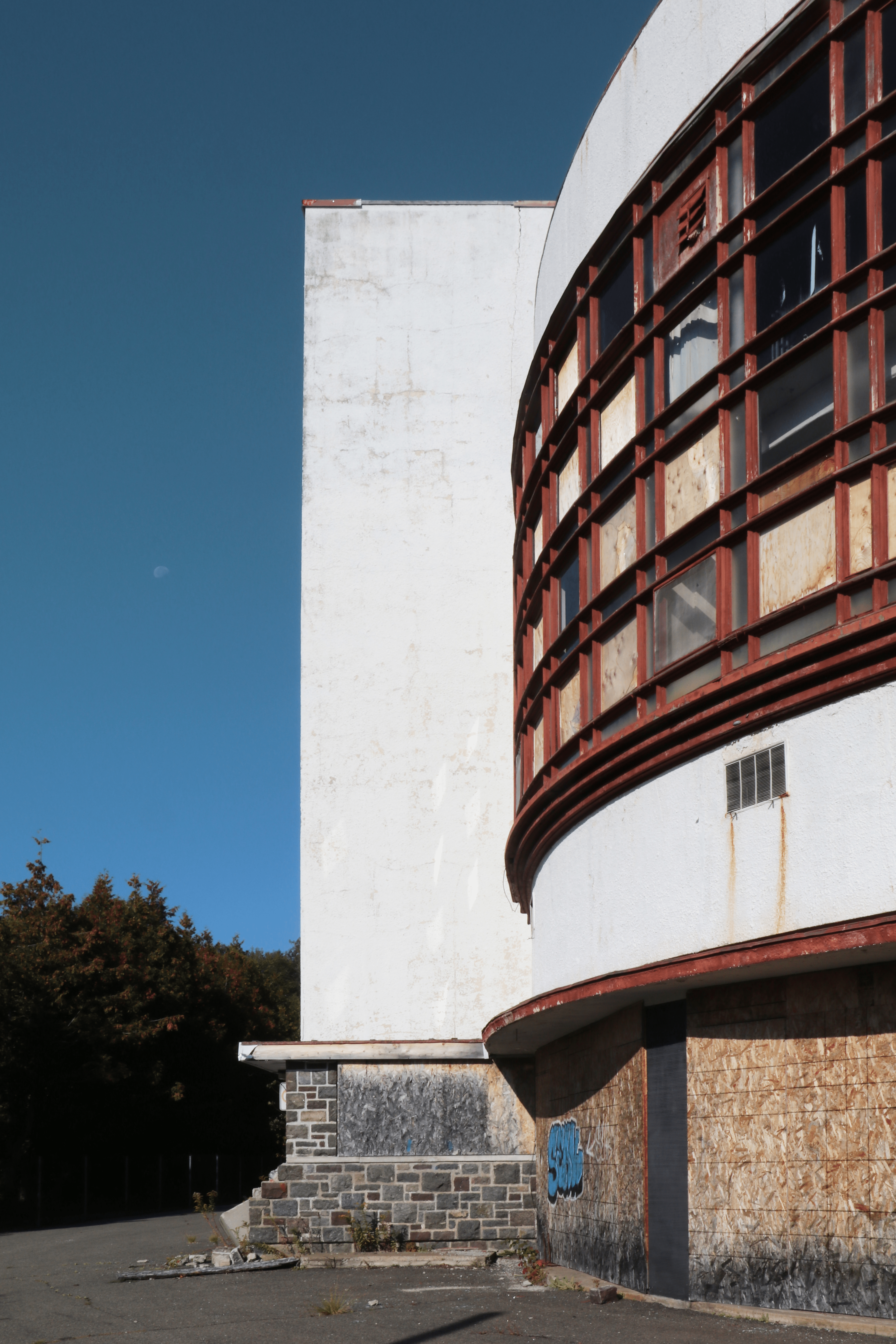 La salle du Conseil dans l’ancien cinéma du Community center, photographie anonyme, 2014 (archives de la municipalité de Sainte-Marguerite-du-Lac-Masson).