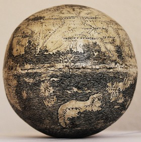 Globe terrestre, 1504, Florence. Gravure et peinture sur deux moitiés inférieures d’œuf d’autruche, collection particulière.