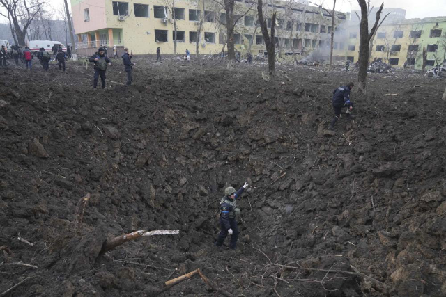 Impact de bombe dans l’hôpital de Marioupol. Photo : Evgeniy Maloletka