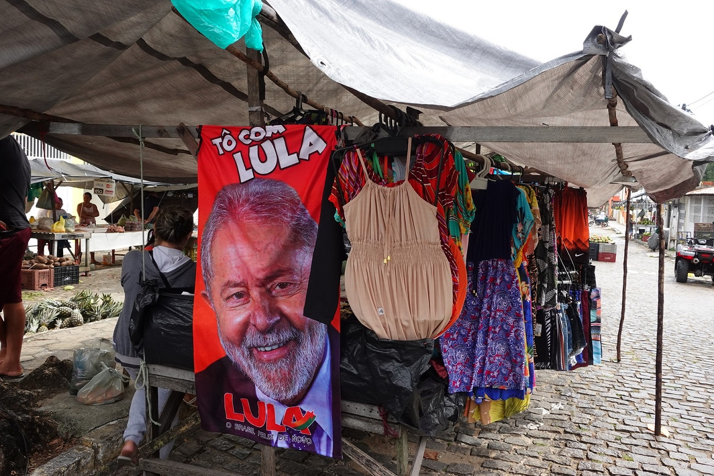 Marquée par la représentation d’une force rassurante, la campagne de Lula s’est affichée dans les quartiers populaires. Après des années de doute sur la capacité du PT à gagner une élection, il a fallu fédérer tout l’échiquier politique pour obtenir 51 % des voix, et les bolsonaristes l’ont emporté là où sont les richesses.