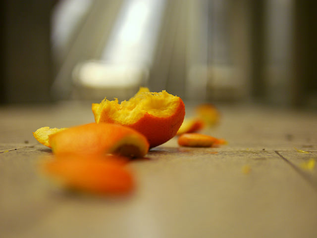 Steve Giasson. Performance invisible No. 92 (Épeler à l’envers les prénom et nom de Filippo Tommaso Marinetti, en mangeant une orange), 2016. Métro Sherbrooke, Montréal. Photo : Retis. (Commémorer un fait divers passé apparemment dérisoire : Une orange aurait été lancée par un spectateur au fondateur du Futurisme, et celui-ci, en scène, l’aurait mangée, en signe de provocation, lors d’une serata futurista [soirée futuriste] particulièrement tumultueuse.)