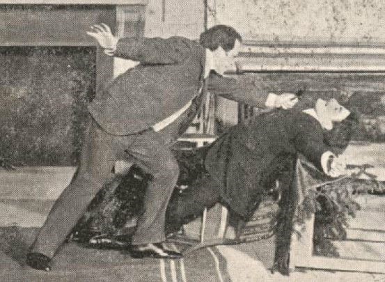 Illustration 12 : Roule-ta-bosse, Théâtre de l’Ambigu, 1906, 5e tableau : « Souviens-toi de mon père ! » ; détail inversé d’une carte postale de la collection du Photo-programme.