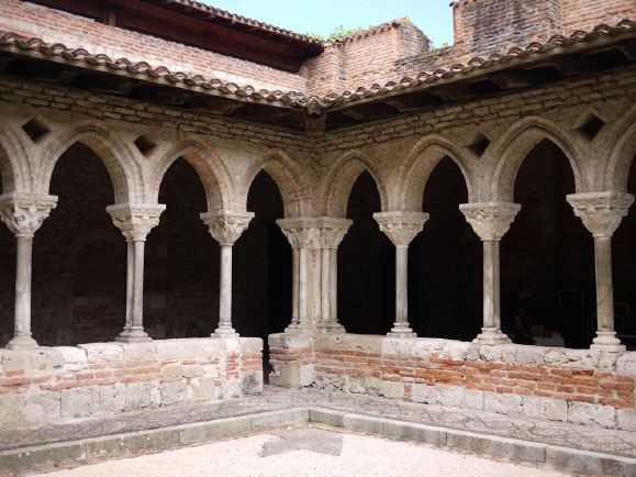 Photo de l’angle nord-ouest du cloître de Moissac. Crédits : Meredith Cohen.