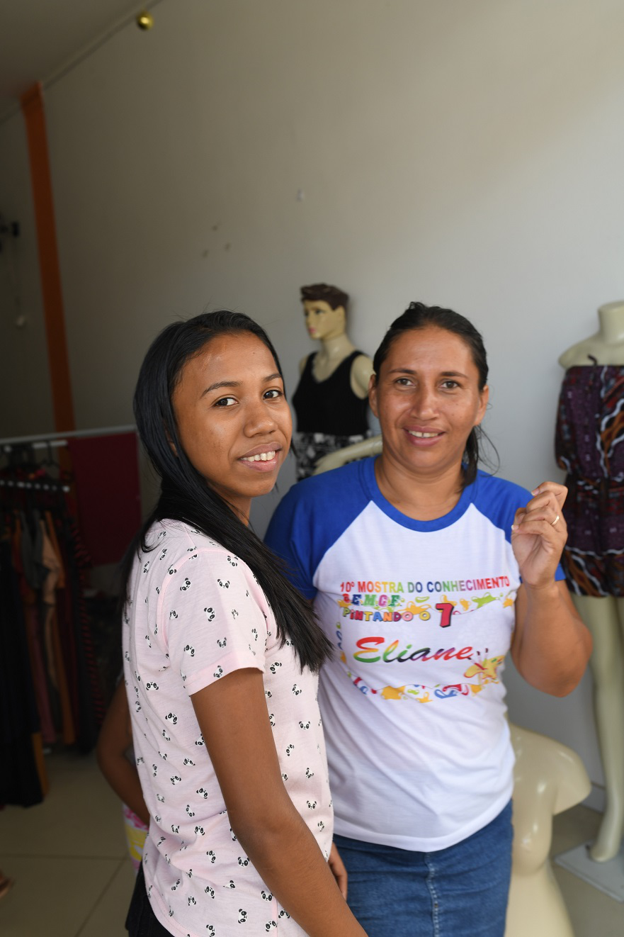 Mère et fille dans leur boutique de mode provinciale. Crédits Gérard Wormser