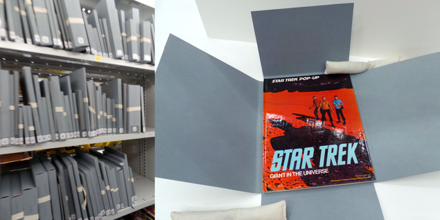 Rayonnages en magasins et exemple de pochette de conservation pour Star Trek : Giant in the Universe de Kay Wood (1977) au Centre de l’illustration