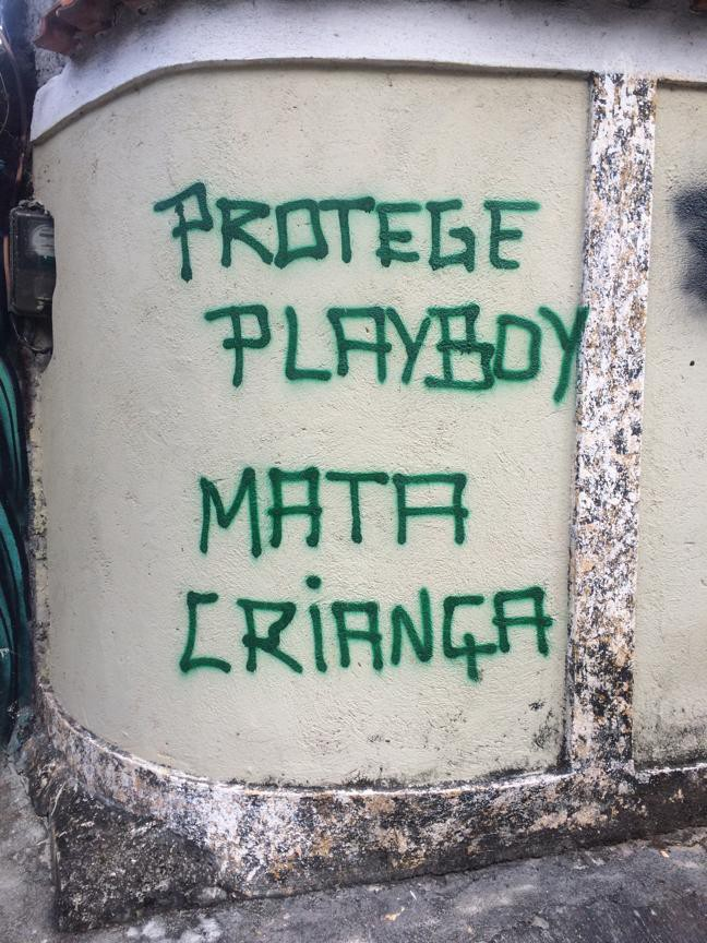 La Police “protège les fils à papa et tue les enfants (des favelas)”. Crédits : Antonio Pele (localisation du graffiti : rue Pacheco Leao, Rio de Janeiro)