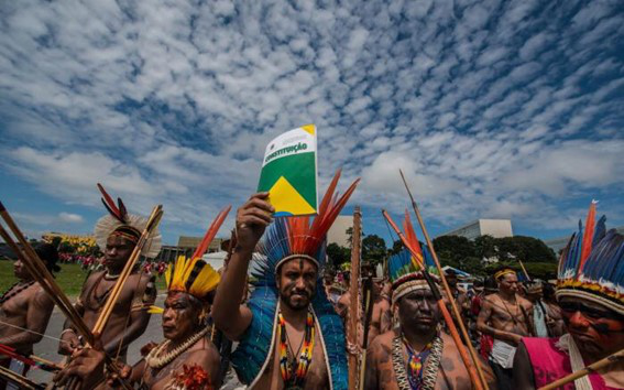 Des peuples indigènes exigent le respect de leurs droits garantis par la Constitution de 1988 lors de la mobilisation nationale à l’Acampamento Terra Livre en 2017. Photo : Fábio Nascimento.