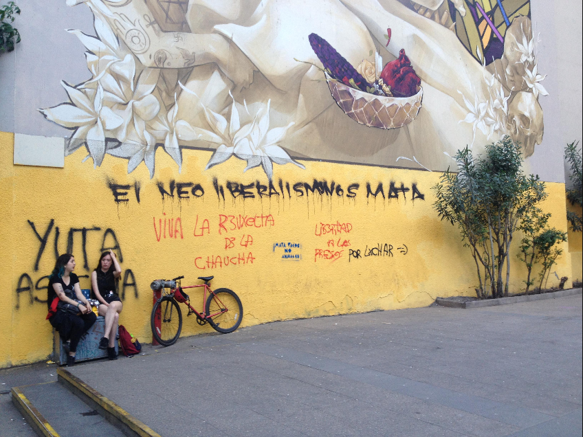 « Le néolibéralisme nous tue », Métro Bellas Artes, Santiago, novembre 2019. Crédit : Damien Larrouqué