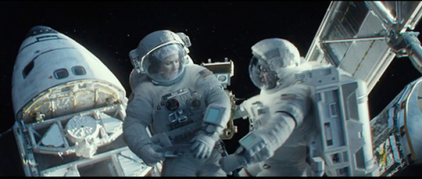 Image tirée du film Gravity (Alfonso Cuarón, 2013). © Warner Bros. Entertainment (2015). Seulement 20 % d’éléments issus de prises de vues réelles composent la bande image (essentiellement les visages ou les corps de Sandra Bullock et Georges Clooney filmés en plans rapprochés ou en gros plans). Dans la mise en scène d’Alfonso Cuarón, les prises de vues réelles et les CGI se confondent avec fluidité dans de longs plans-séquences.