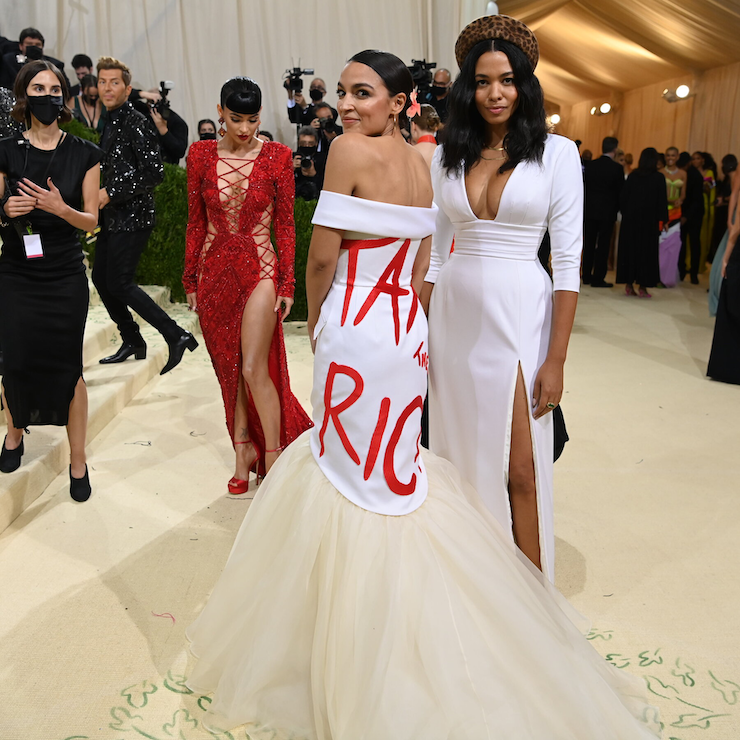 Alexandria Ocasio-Cortez, star de la gauche politique à New-York, a mené en 2019 la mobilisation contre l’installation d’Amazon près de Manhattan, et sidère les médias au Gala du Metropolitan Museum en 2021 avec sa robe « Tax the Rich » Photo : Business Insider