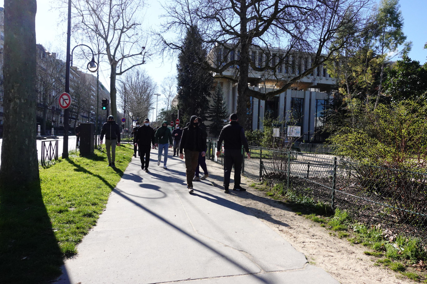 Que peuvent les jeunes qui viennent de lancer des œufs pleins de peinture sur les vitres de l’Ambassade de Russie à Paris ? Photo : Gérard Wormser