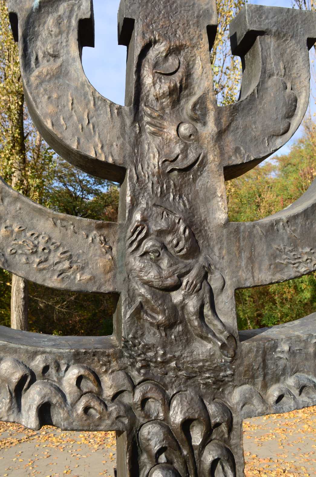 Après la guerre, les dirigeants soviétiques firent silence sur les rafles qui anéantirent les Juifs de Kiev. Il fallut attendre 1991 et le cinquantenaire des massacres de Babi Yar pour que soit érigée cette menorah. Photo : Gérard Wormser