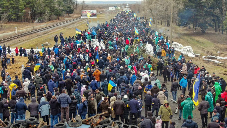 À l’arrivée des troupes russes dans la ville d’Energodar, siège de la plus importante centrale nucléaire européenne, les habitants font montre de leur détermination patriotique. Le 3 mars, Dimitry Kuleba, ministre ukrainien des affaires étrangères, a publié cette photo pour affirmer que son pays sortirait vainqueur de cette confrontation.