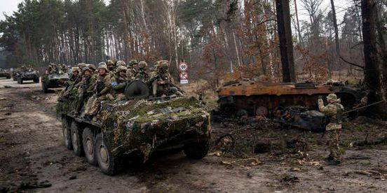 Dans les environs de Kiev, fin mars, soldats ukrainiens et chars russes détruits. Photo : Rodrigo ABD / AP