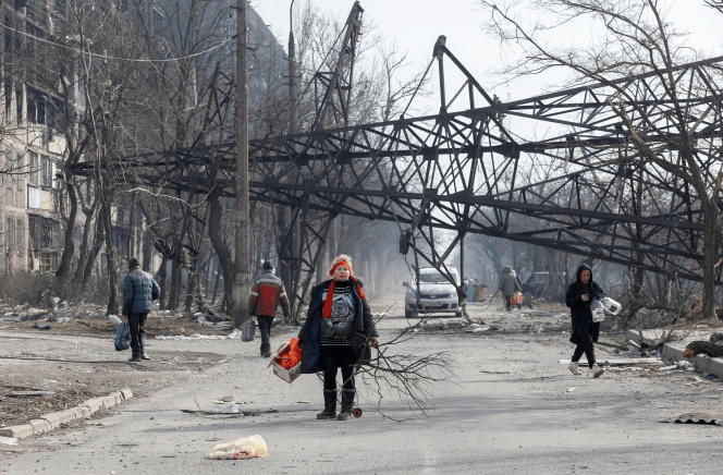 Les habitants piégés dans Marioupol sont condamnés à errer dans leur ville pour survivre. Le photographe Alexander Ermochenko couvre la guerre du Donbass depuis 2015.