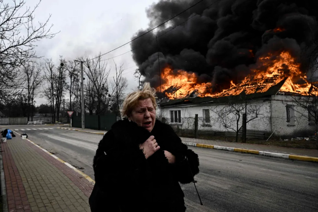 Prise début mars, cette photo n’est que l’une parmi les milliers illustrant la désolation et la peur engendrée par l’armée russe en Ukraine. Terroriser la population civile a fait partie du plan initialement lancé pour déposer rapidement le gouvernement et tenter d’accréditer un discours selon lequel la Russie serait venue assister une population menacée par des extrémistes. Ce plan n’a pas fonctionné, mais il a ouvert la voie à toutes les exactions. Chef du bureau d’Athènes de l’AFP, Aris Messinis travaille a été primé notamment pour sa couverture de la guerre en Libye.