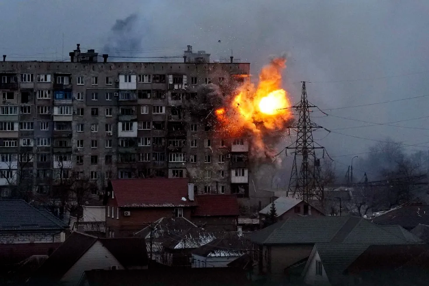 Marioupol sous les bombes. Evgeniy Maloletka est né à Berdiansk, qui fait l’objet d’intenses bombardements au moment où j’écris. Il a photographié le Donbass dès avant la révolution de Maïdan et la création des enclaves séparatistes.