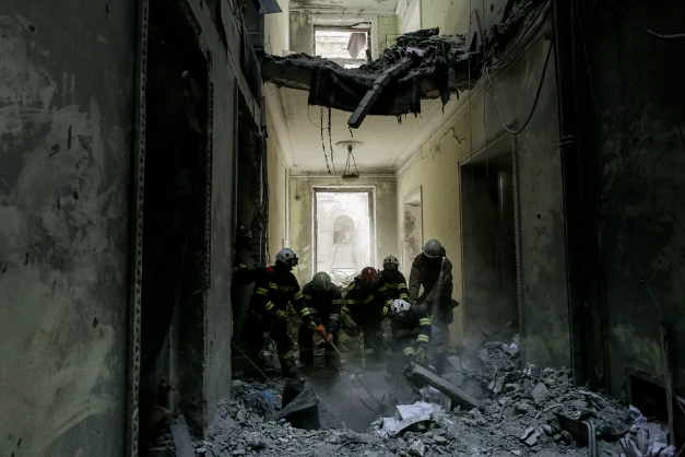 Secouristes en action après la destruction du bâtiment de l’administration régionale de Kharkiv. Photo : Pavel Dorogoy