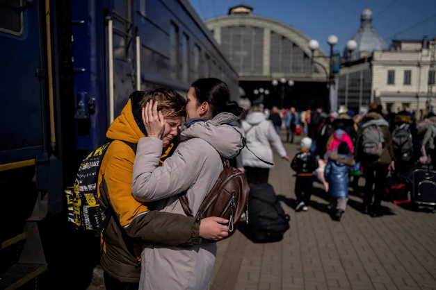 Fin mars 2022, gare centrale de Lviv, Ukraine. Une mère accueille son fils réchappé du siège de Marioupol à sa descente du train. En avril, le photographe Sergei Supinski est à Borodianka, où des immeubles d’habitation et des pavillons ont été pris pour cible. Le maire évoque la mort de 200 civils