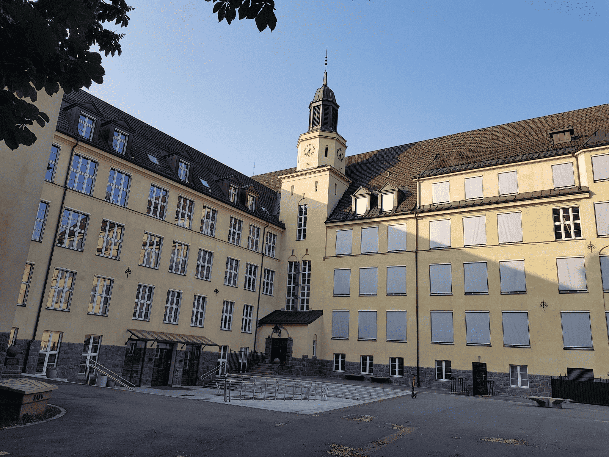 Hersleb High School yard–lacking high quality and users–before the PlaceCity intervention. Credit: Nabolagshager, 2019.