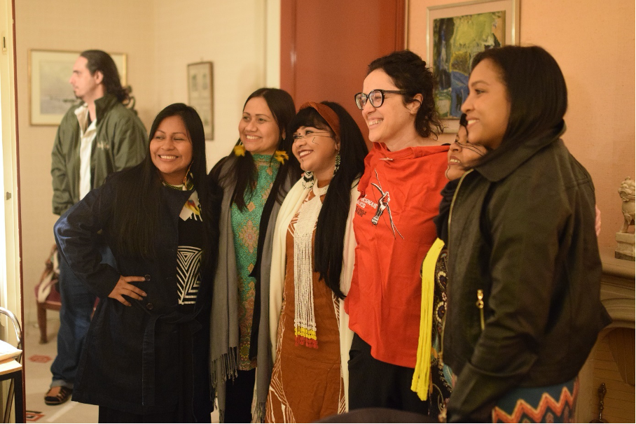 Da esquerda para a direita: Djuena Tikuna, Nara Baré, Célia Xakriabá, Márcia Tiburi, Sônia Guajajara e Ângela Kaxuyana. Foto: Gérard Wormser, Paris, novembro 2019