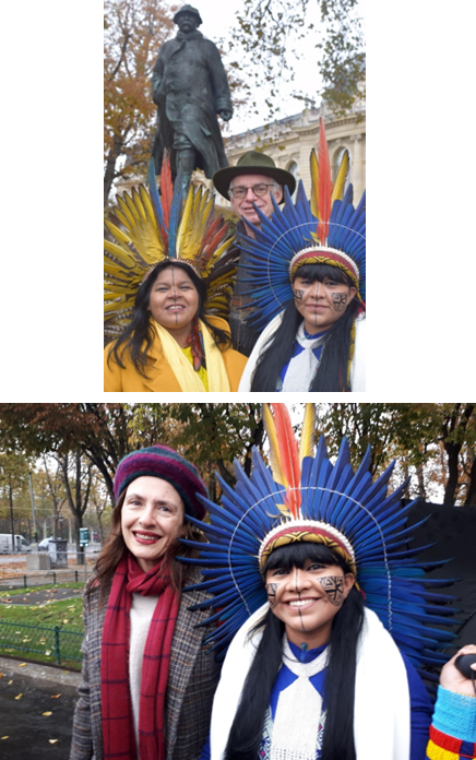 En haut, les indigènes Sônia Guajajara e Célia Xakriabá avec Gérard Wormser, fondateur et directeur de la revue Sens Public, au pied de la statue de Georges Clemenceau ; ci-dessus, Célia Xakriabá et Junia Barreto, directrice et éditrice de ce dossier, place Clemenceau à Paris. Photos : Junia Barreto e Gérard Wormser, Paris, novembre 2019.