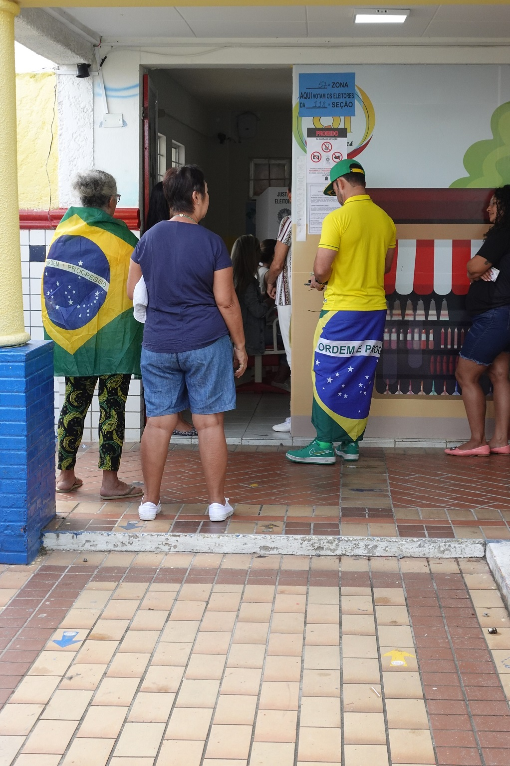 Il était de bon ton d’afficher ses convictions bolsonaristes en votant. Les soutiens de Lula espéraient rallier les suffrages par des discours à l’eau de rose. Tabler sur une élection facile, c’était ignorer le conservatisme et le rejet de la mondialisation. Refonder un projet démocratique prendra du temps.