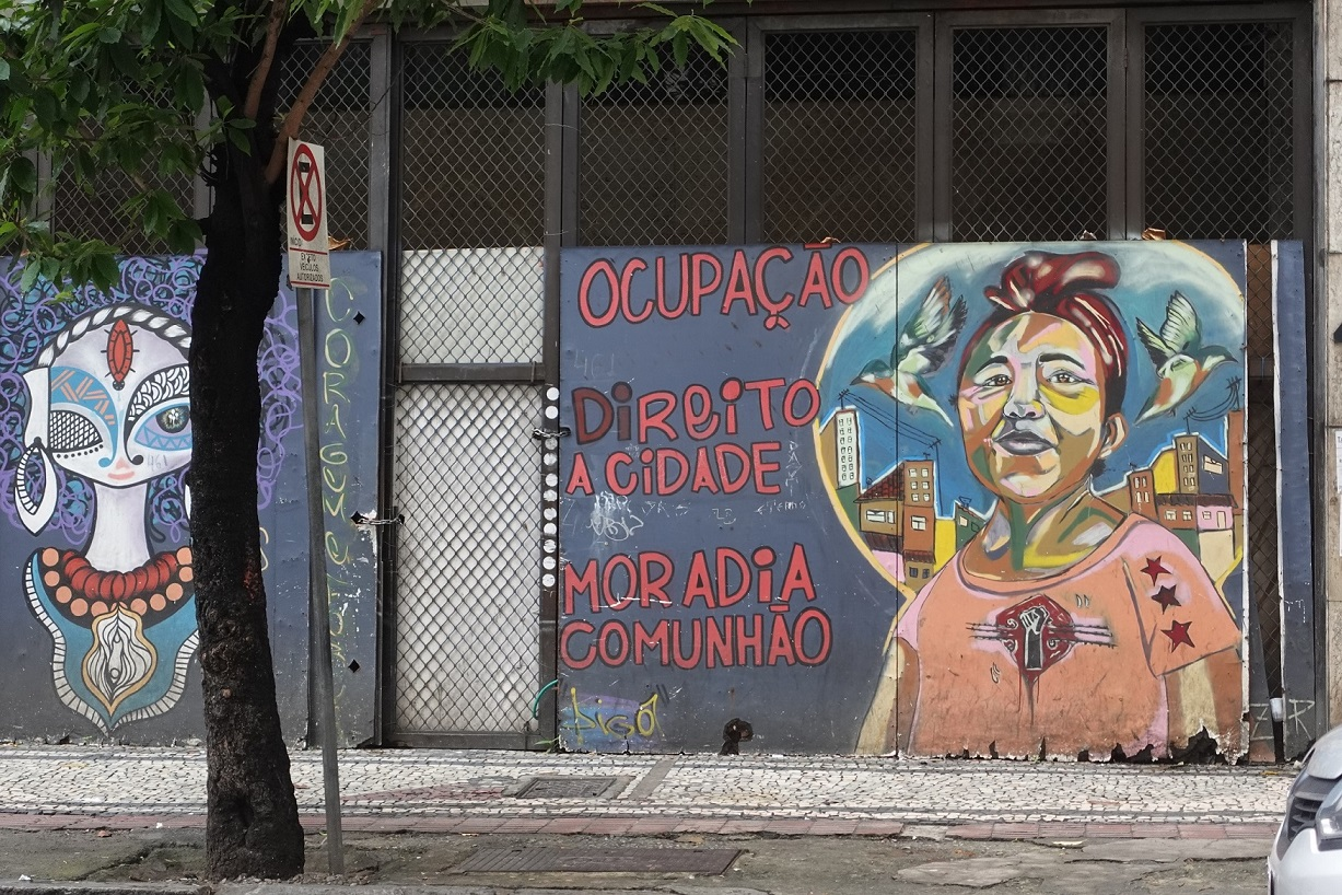 Une iconographie politique inspirée proclame le droit à la ville à Belo Horizonte. Les organisations de base ont un rôle inestimable au Brésil pour donner « courage et force », ce que proclame l’inscription à gauche de la porte d’entrée de cet immeuble squatté du centre ville.