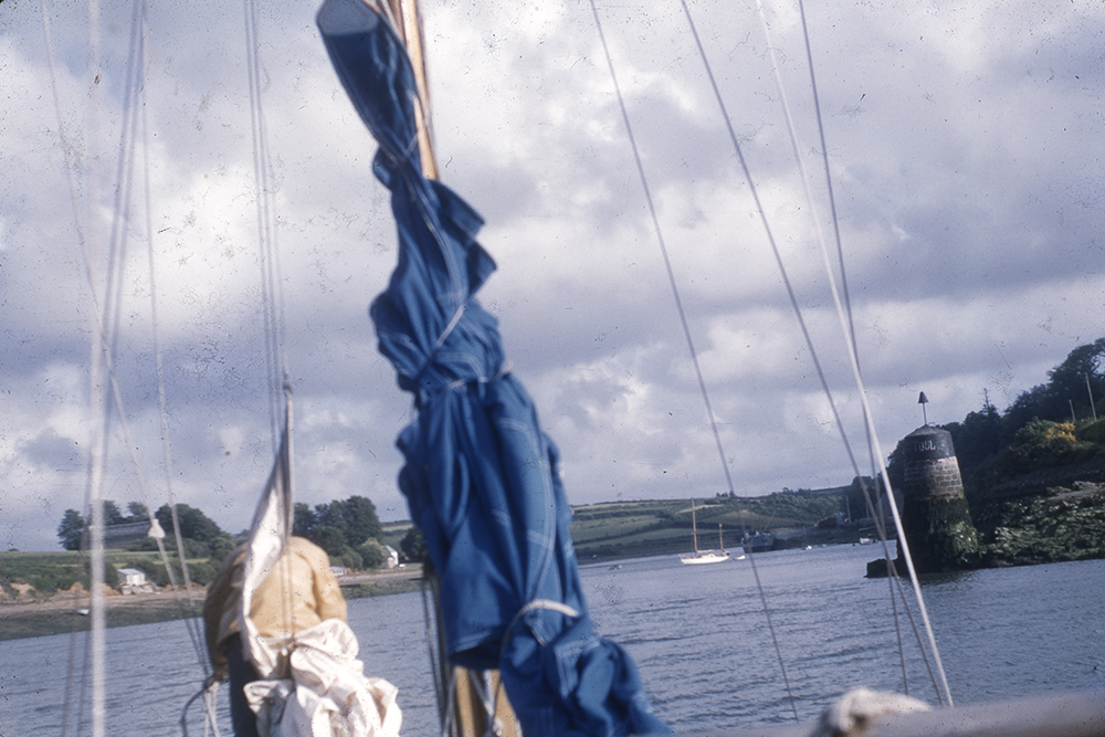 À l’approche du mouillage, en Bretagne nord, pendant les courses-croisières de 1956 ayant permis à M. de Rosanbo d’effectuer une boucle au départ de La Trinité-sur-Mer. Les différentes escales ont été Cowes, Dinard, Cowes, Plymouth, Belle-Île, Santander, Belle-Île, Les Sables-d’Olonne, puis enfin La Rochelle. Alain Tertrais, Guy Tabarly, Hubert Levesque et Michel Dubigeon sont à bord. Photo : A. Tertrais