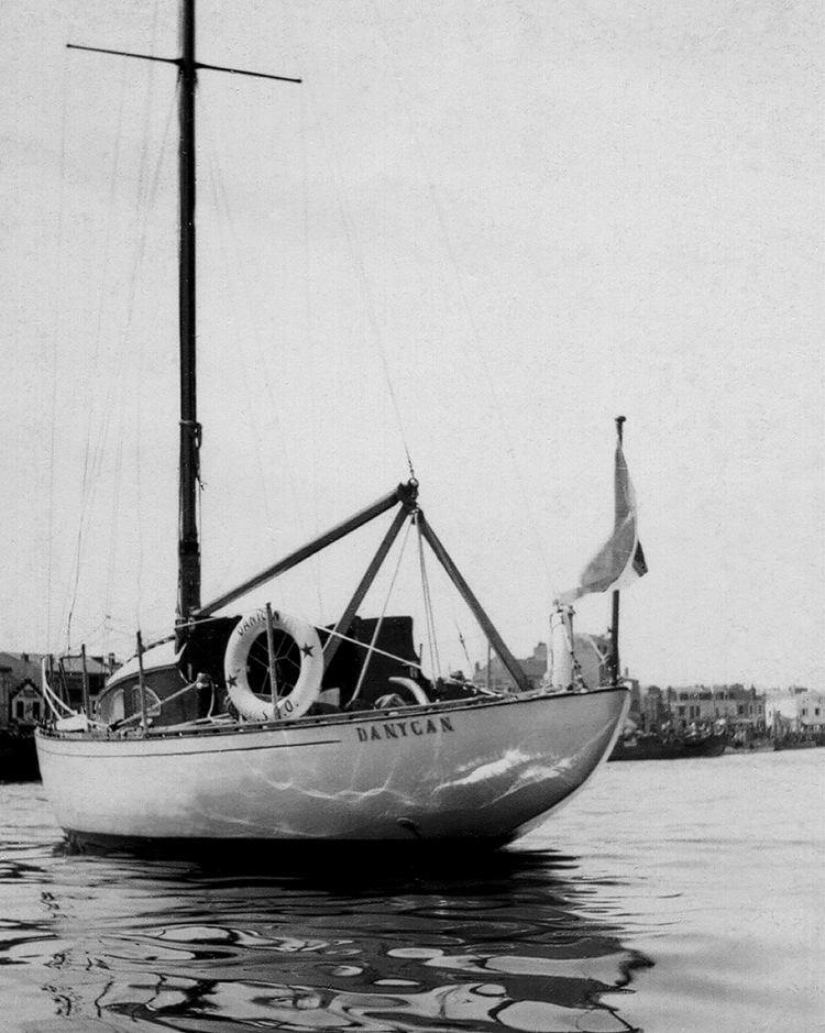 Au mouillage à la Trinité-sur-Mer en 1952. Photo : M. Levesque