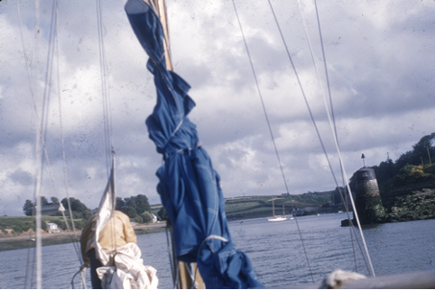 Aproximando-se do ancoradouro no norte da Bretanha, durante a regata de 1956, que permitiu que Rosanbo completasse uma volta saindo de La Trinité-sur-Mer. Foram feitas várias escalas: Cowes, Dinard, Cowes, Plymouth, Belle-Île, Santander, Belle-Île, Les Sables-d’Olonne e, finalmente, La Rochelle. Alain Tertrais, Guy Tabarly, Hubert Levesque e Michel Dubigeon estavam a bordo. Foto: A. Tertrais