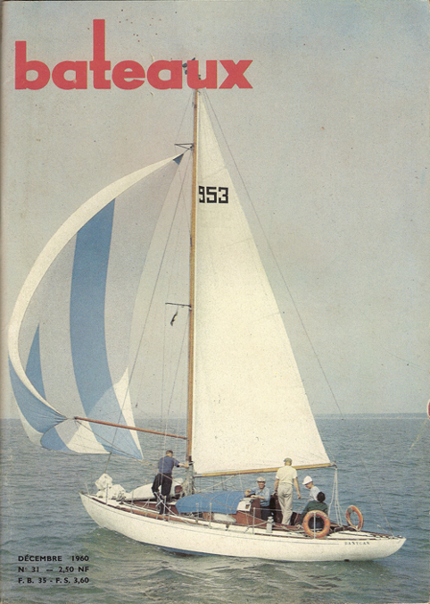 Revista Bateaux n° 31, dezembro de 1960 [107] – capa. Foto: P. Groult, tirada durante a corrida Cowes-La Corogne – Guy Tabarly em pé, visto de costas, com roupas leves, na cabine de comando.