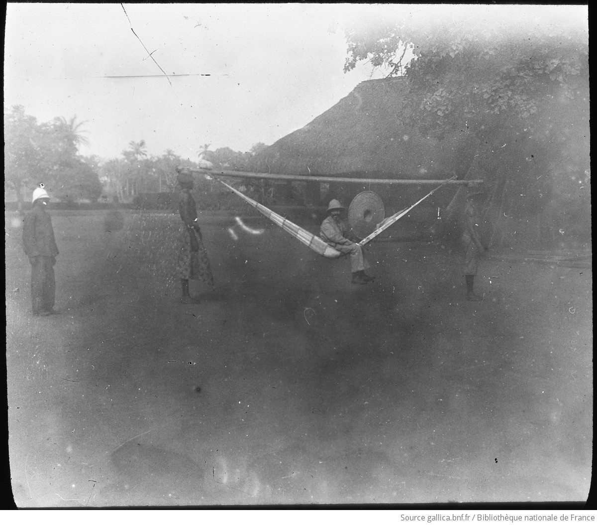 Figure 1 : Eugène Gallois au Sénégal. Radiguet et Massiot, « Afrique occidentale française : M. Eugène GALLOIS (1902) », 1903, contretype d’une photographie d’Eugène Gallois, prise en décembre 1902, photographie positive sur verre, 10 × 8,5 cm. Source : BnF, CPL, SG XED-351 (bnf.gallica.fr).
