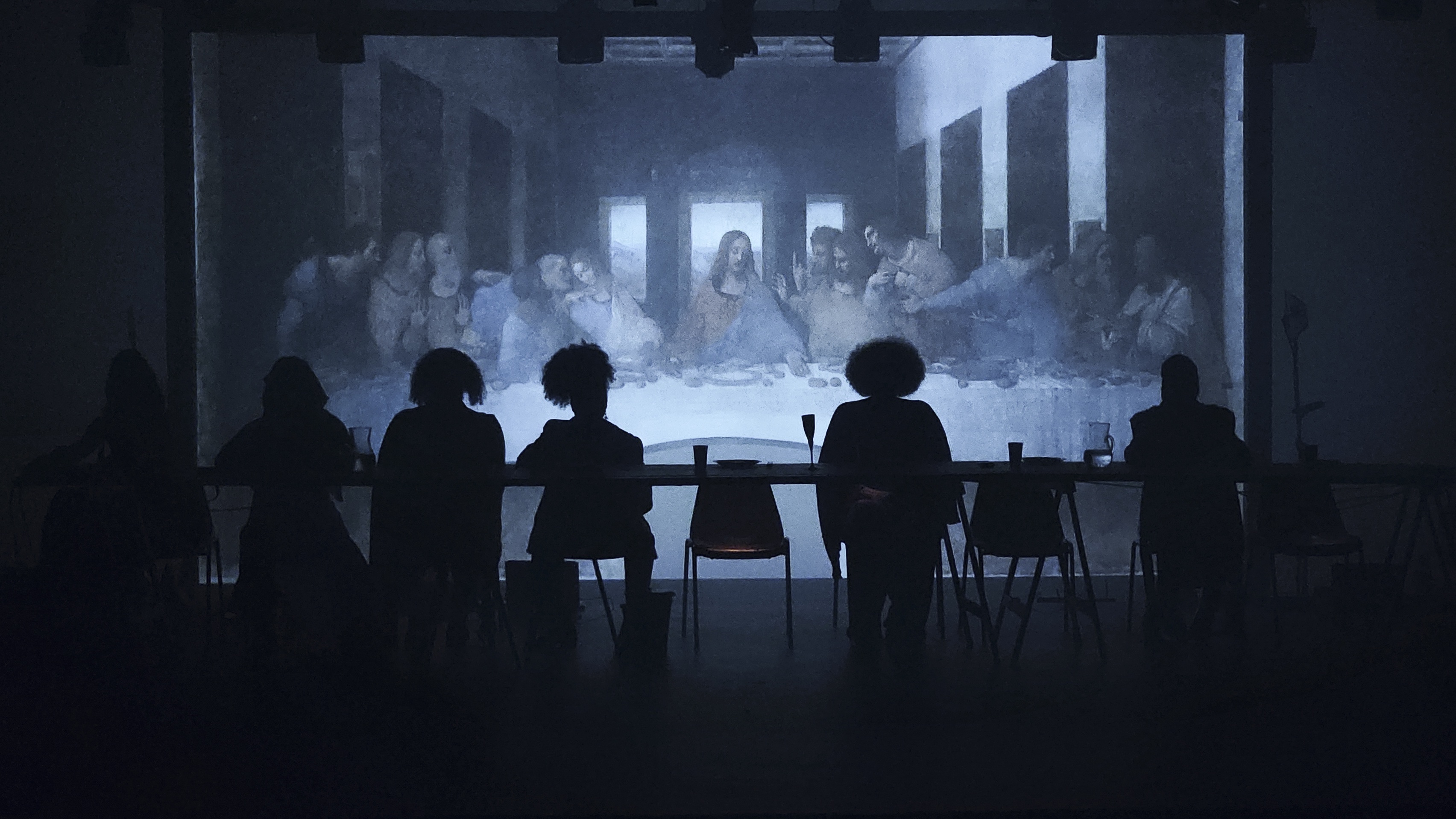 The Last Supper, création Mexa ; mise en scène et dramaturgie João Truchi ; interprètes et co-création Aivan, Alê Tradução, Dourado, Patricia Borges, Suzi Muniz, Tatiane Arcanjo, Veronika Verão ; création, performance vidéo Laysa Elias ; création sonore, musique originale Podeserdesligado. Mexa est en résidence à la Casa do Povo depuis 2015. Crédits : Festival d’automne, Maison des métallos